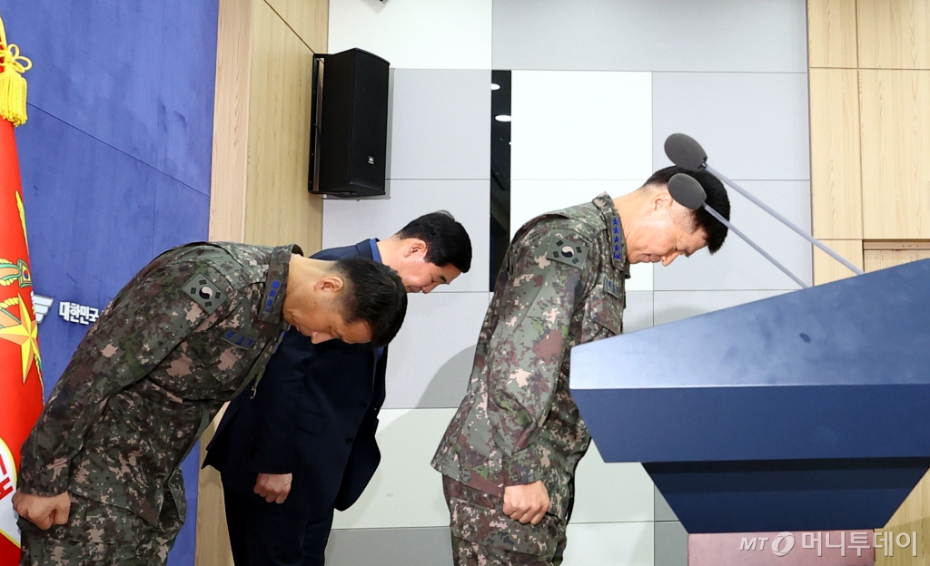 이영수 공군참모총장(대장)이 10일 오전 서울 용산 국방부 브리핑룸에서 KF-16 오폭 사고와 관련해 고개 숙여 사과하고 있다. / 사진=뉴시스