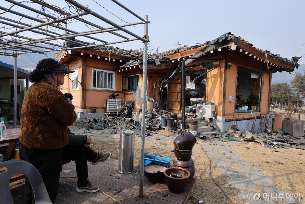 지난 7일 오후 경기 포천시 이동면 노곡리 KF-16 전투기 오폭 사고 현장 인근의 가정에서 집주인이 망연자실 앉아 있다. / 사진=뉴스1