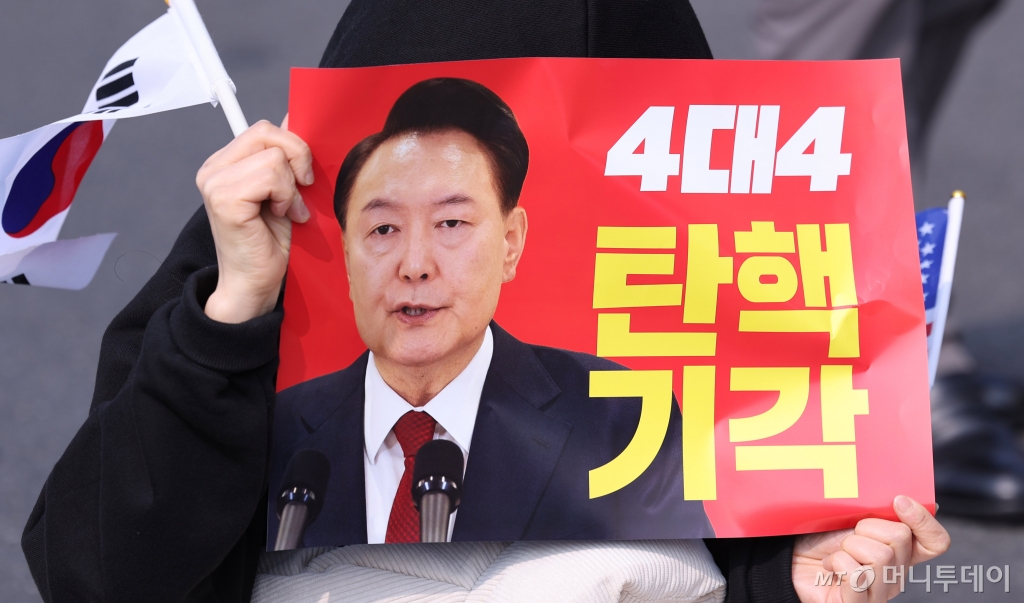 (서울=뉴스1) 박지혜 기자 = 10일 서울 용산구 한남동 대통령 관저 앞에서 열린 집회에서 윤석열 대통령 지지자들이 탄핵 기각을 촉구하고 있다.   윤석열 대통령은 석방 이후 별다른 공개 활동 없이 사흘째 관저에 머물고 있다.  2025.3.10/뉴스1  Copyright © 뉴스1. All rights reserved. 무단 전재 및 재배포,  AI학습 이용 금지. /사진=(서울=뉴스1) 박지혜 기자