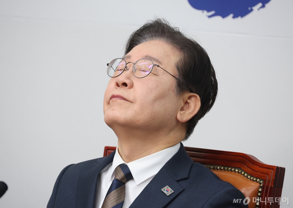 [서울=뉴시스] 고승민 기자 = 이재명 더불어민주당 대표가 10일 서울 여의도 국회에서 열린 최고위원회의에서 눈을 감은 채 생각에 잠겨 있다. 2025.03.10. 