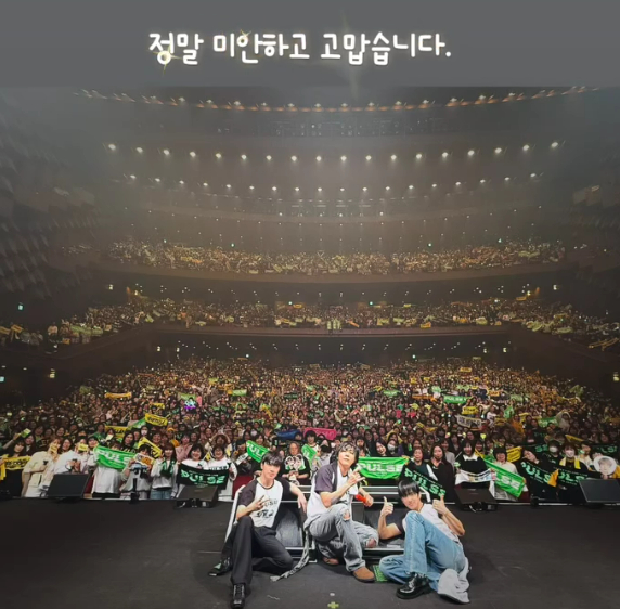 그룹 FT아일랜드가 지난 9일 일본 오사카에서 선보인 2025 라이브 투어 '펄스' 인증샷을 공개했다. 지난해말 성매매 불송치 결정을 받은 멤버 최민환이 복귀해 눈길을 끌었다. /사진=이홍기 인스타그램 스토리