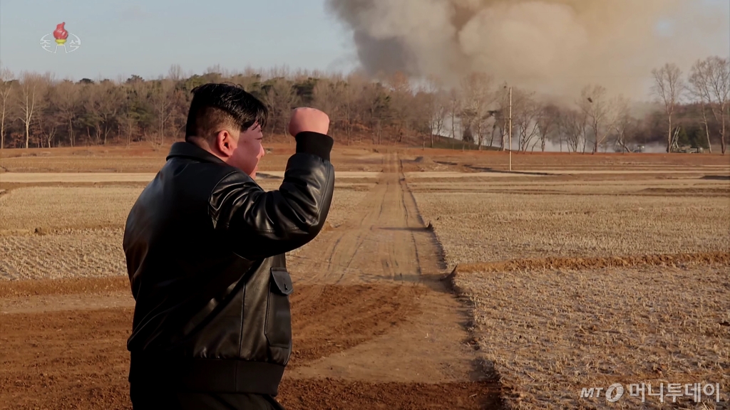 김정은 북한 국무위원장이 지난해 3월 서부지구의 포병부대에서 열린 직경 600mm 초대형 방사포 사격 훈련을 지도한 모습. / 사진=뉴시스