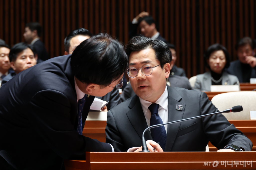 박찬대(오른쪽) 더불어민주당 원내대표가 10일 오후 서울 여의도 국회에서 열린 비상의원총회에서 이재강 의원과 대화하고 있다. / 사진제공=뉴시스