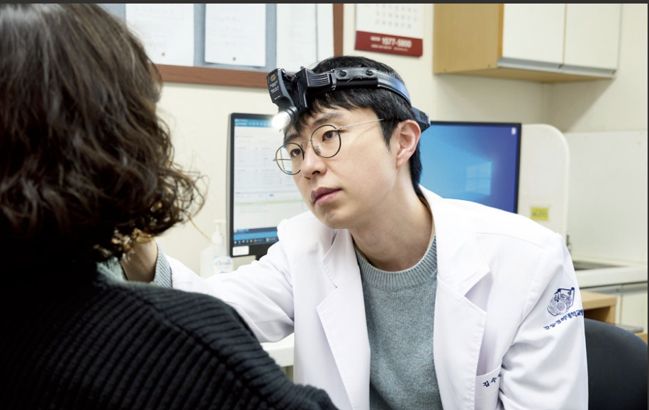 강동경희대병원 이비인후과 김수일 교수가 환자를 진료하고 있다./사진=강동경희대병원