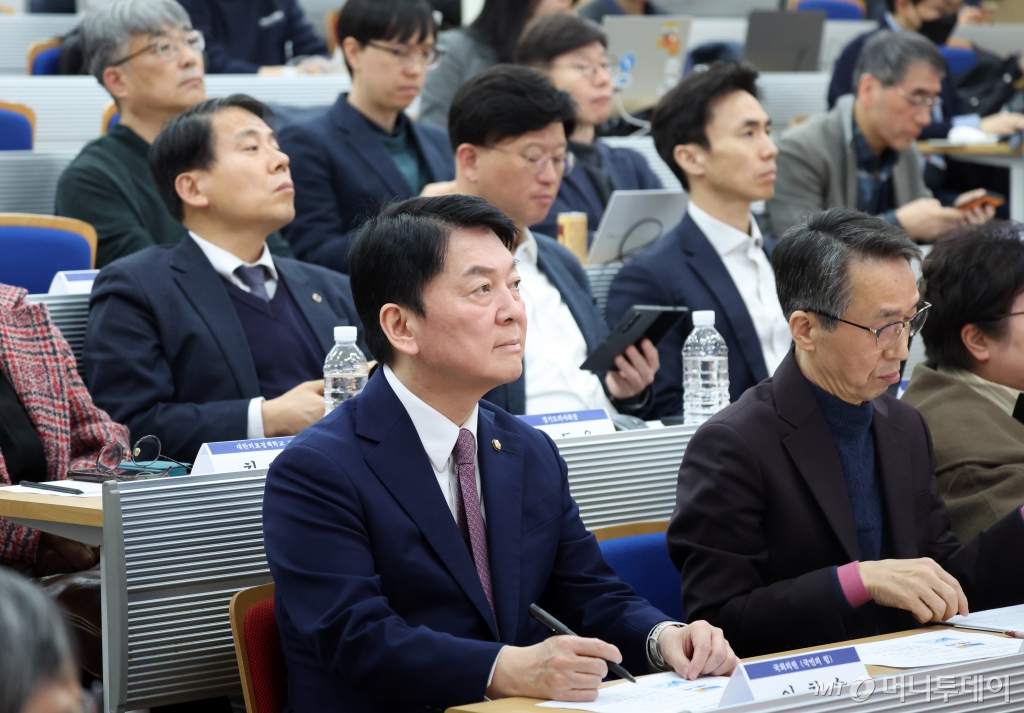 (서울=뉴스1) 김명섭 기자 = 안철수 국민의힘 국회의원이 10일 오후 서울 종로구 서울대 의과대학 융합관에서 열린 의사 수 추계 논문 공모 발표회에서 발표를 지켜보고 있다. 2025.3.10/뉴스1  Copyright © 뉴스1. All rights reserved. 무단 전재 및 재배포,  AI학습 이용 금지. /사진=(서울=뉴스1) 김명섭 기자