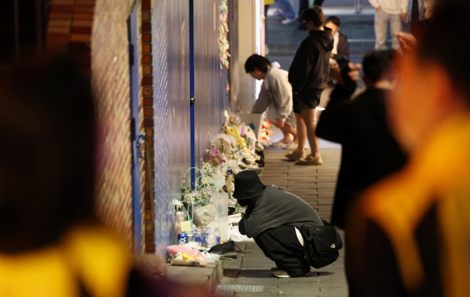 핼러윈데이인 2024년 10월31일 서울 용산구 이태원 해밀톤호텔 옆 이태원 참사 골목에서 시민들이 지나가고 있다. /사진=뉴스1