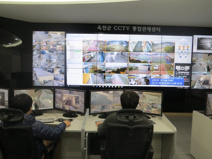  충북 옥천군 CCTV통합관제센터 관제요원들이 지난 5일 폐쇄회로TV 987대를 가동하고 있다. 2024년 한해 센터가 상황을 관제한 건 교통사고 17건, 화재 28건, 긴급신고 50건 등 225건이었다. 관제요원 8명이 3교대로 24시간 근무하고 있다. /사진=옥천군 제공.