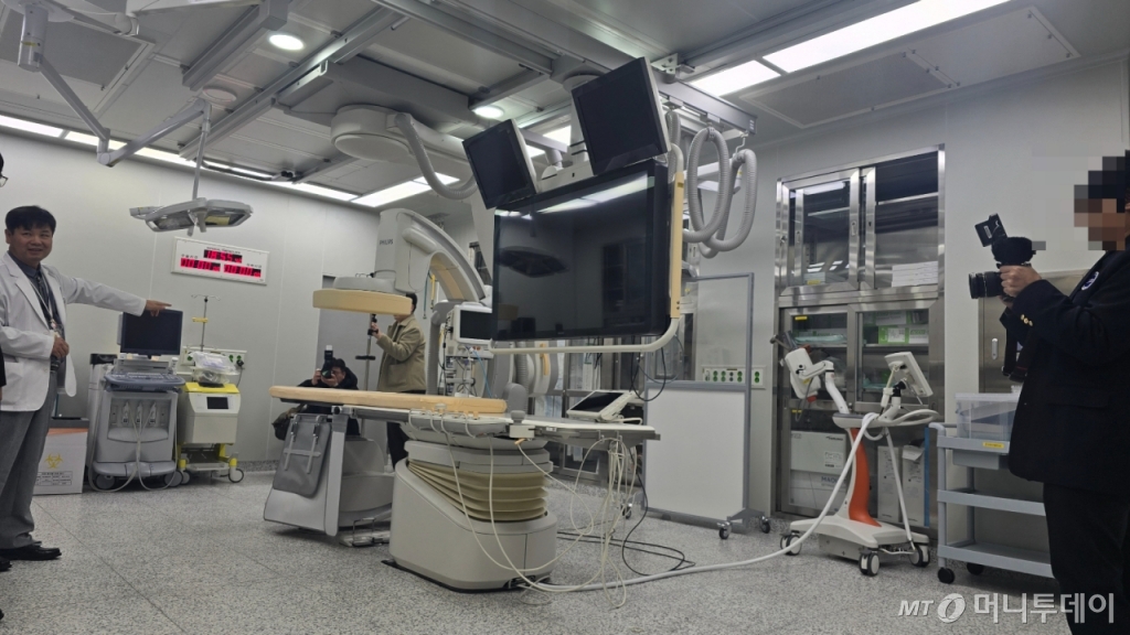 혈관조영실(촬영실) 모습. 혈관조영실은 하이브리드센터로 구성돼 혈관 시술과 촬영이 가능하며 필요 시 바로 시술이 가능하도록 시설을 완비한 상태다. /사진=홍효진 기자