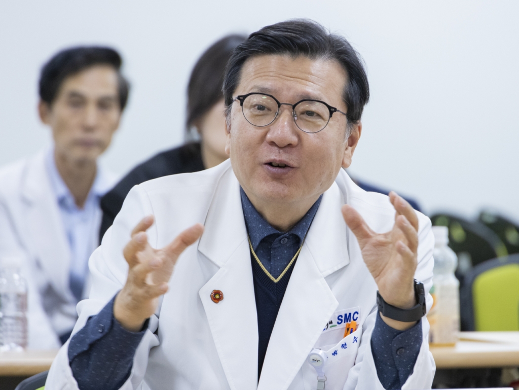 박현수 서귀포의료원장이 지난 7일 기자들과 대화하고 있다. /사진제공=보건복지부