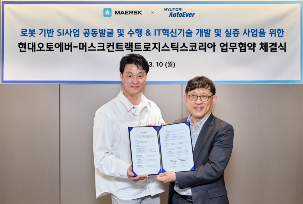 현대오토에버 SDx사업부장 장연세 상무(오른쪽), 머스크 컨트랙트 로지스틱스 코리아 최동억 대표가 협약서를 들고 기념촬영을 하고 있다. /사진제공=현대오토에버