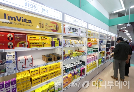 서울시내 한 대형마트 건강식품코너에서 고객이 건강기능식품 상품을 살펴보고 있다./사진=[서울=뉴시스] 김금보 기자