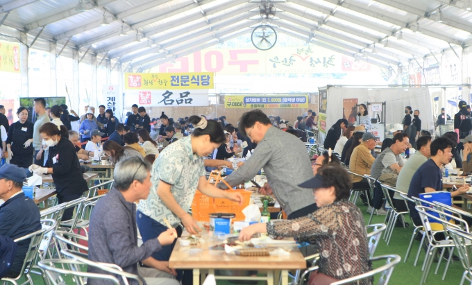 ▲지난해 10월 2일 '제20회 횡성한우축제'가 강원 횡성군 섬강 둔치에서 개막한 가운데 횡성한우구이터가 방문객들로 문전성시를 이루고 있다./사진=뉴시스