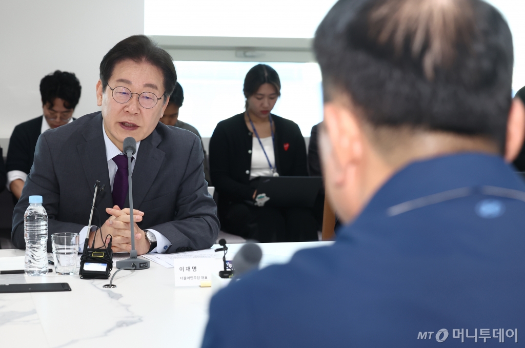이재명 더불어민주당 대표가 지난달 20일 오전 충남 아산시 현대자동차 아산공장에서 열린 '자동차 산업 발전을 위한 현장간담회'에서 발언하고 있다. 오른쪽은 이동석 현대차 사장. / 사진제공=뉴스1