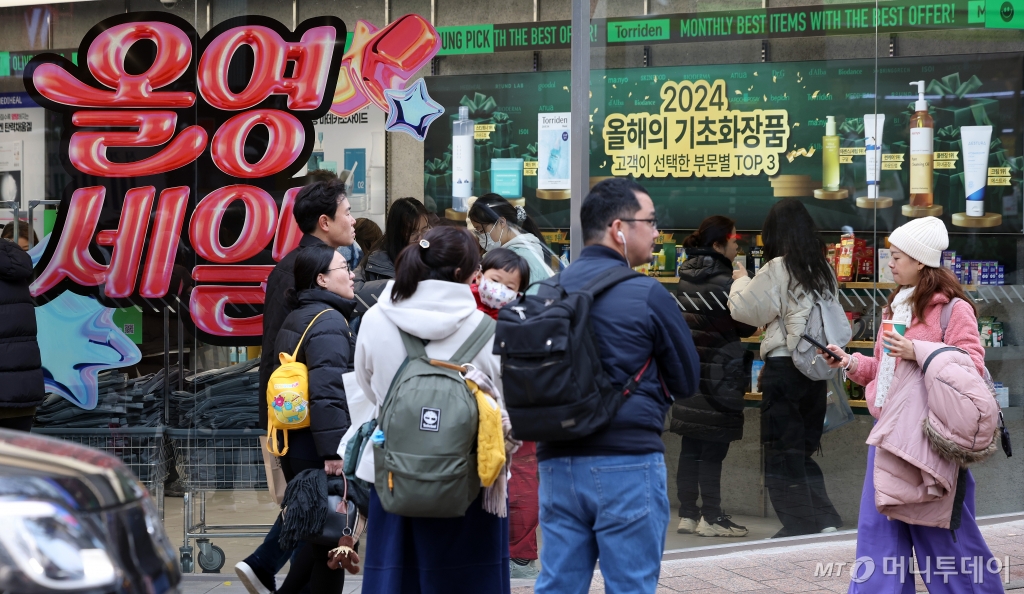 (서울=뉴스1) 이동해 기자 = 올해 히트 상품을 최대 70% 할인하는 연중 최대 규모의 올영세일이 시작된 1일 서울 올리브영 명동점에서 외국인 관광객들과 쇼핑객들이 물건을 고르고 있다. 올영세일은 1년에 네 번(3월, 6월, 9월, 12월) 열리는 올리브영의 핵심 행사로 7일까지 진행된다. 2024.12.1/뉴스1 Copyright © 뉴스1. All rights reserved. 무단 전재 및 재배포, AI학습 이용 금지. /사진=(서울=뉴스1) 이동해 기자