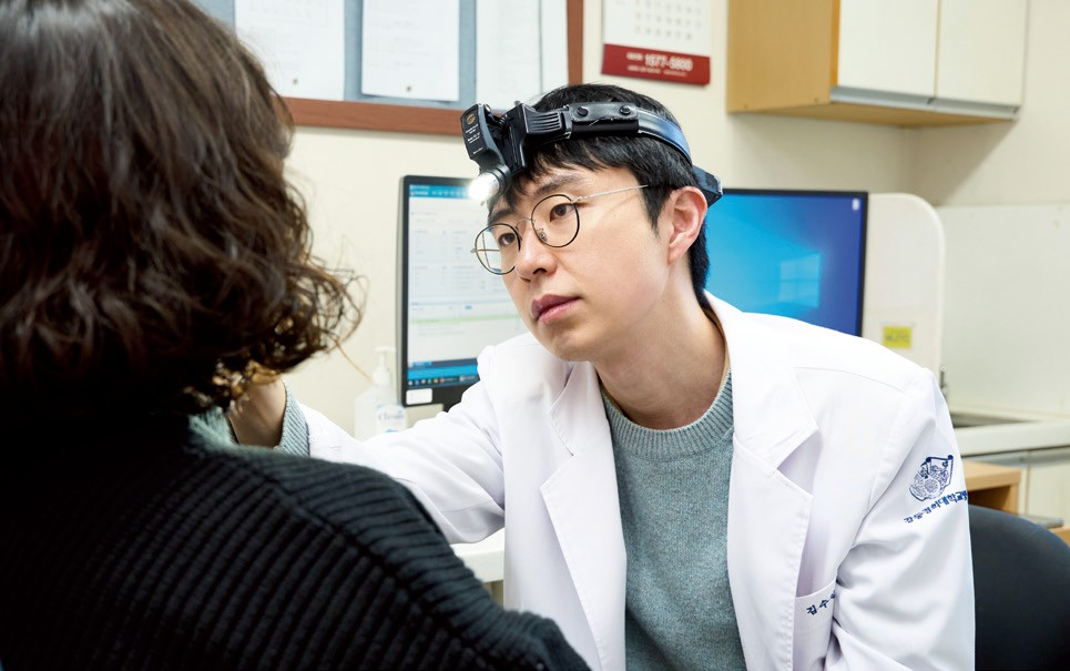 김수일 강동경희대병원 이비인후과 교수가 후두경으로 두경부를 진찰하고 있다. /사진=강동경희대병원