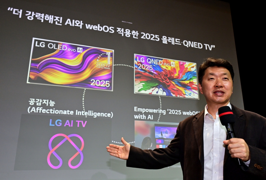 LG전자 백선필 TV상품기획담당이 2025 LG 올레드·QNED TV 신제품의 차별화된 AI 기능,독보적 화질, 차원이 다른 편의성 등을 설명하고 있다./사진=LG전자