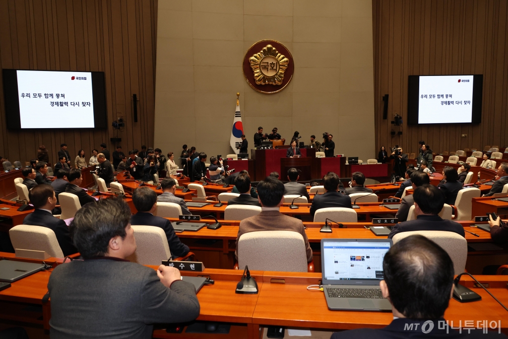 [서울=뉴시스] 조성봉 기자= 권성동 국민의힘 원내대표가 11일 오전 서울 여의도 국회에서 열린 의원총회에서 발언을 하고 있다. 2025.03.11. suncho21@newsis.com /사진=조성봉