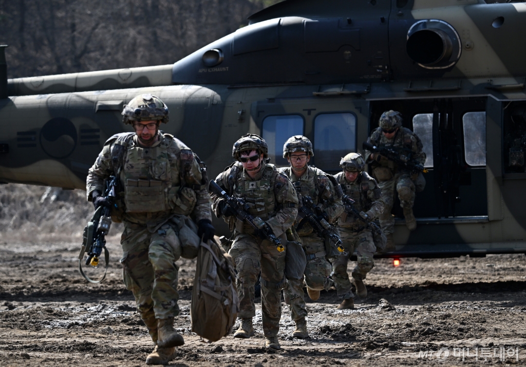 11일 경기도 파주시 법원읍 무건리 훈련장에서 '한미 연합 공중강습 훈련'이 열려 수리온 헬기에서 내린 한미 장병들이 목표지역 점령을 위해 전술기동 훈련을 하고 있다.  이날 훈련에는 한국군 90여 명, 미군100여 명이 참가했으며 수리온 6대가 동원됐다. / 사진=뉴시스