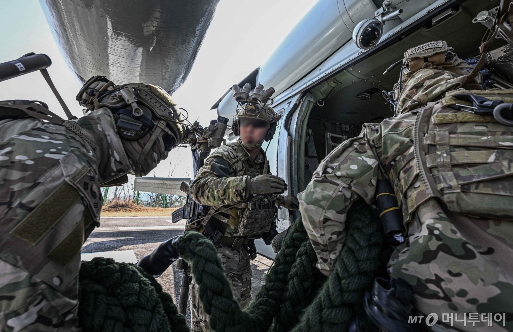 11일 서해 가거도 서북방 해상에서 자유의 방패(Freedom Shield) 연습의 일환으로 진행된 대량살상무기(WMD) 해양확산차단 훈련에서 해군특수전전단 특임대원들이 대량살상무기 적재 의심 선박 검문검색을 위해 육상기지에서 해상기동헬기 UH-60에 탑승하고 있다. / 사진=해군