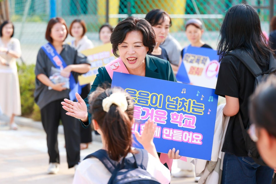 신계용 과천시장이 등굣길인 학생들과 인사를 나누는 모습./사진제공=과천시