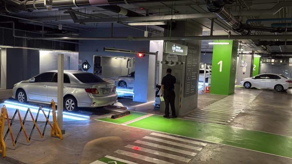태국 방콕의 한 복합쇼핑몰에 설치된 로봇주차 '엠피시스템'. 한번에 여러대의 차량이 진입할 수 있도록 설계했다./사진=김민우 기자
