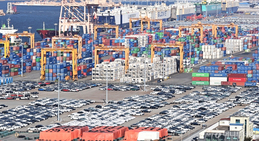 지난달 19일 경기도 평택시 포승읍 평택항 야적장에 수출용 자동차들이 세워져 있다. / 사진제공=뉴시스