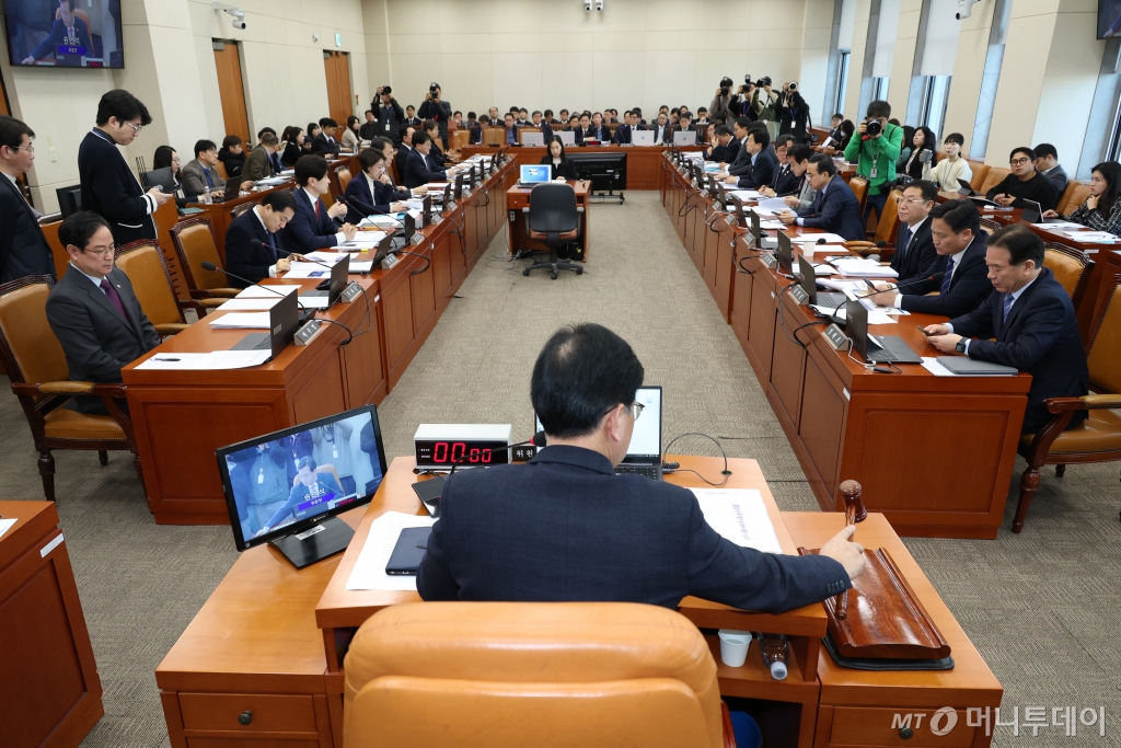 (서울=뉴스1) 이광호 기자 = 송언석 국회 기재위원장이 18일 오전 서울 여의도 국회에서 열린 기획재정위원회 전체회의에서 의사봉을 두드리고 있다. 2025.2.18/뉴스1  Copyright © 뉴스1. All rights reserved. 무단 전재 및 재배포,  AI학습 이용 금지. /사진=(서울=뉴스1) 이광호 기자