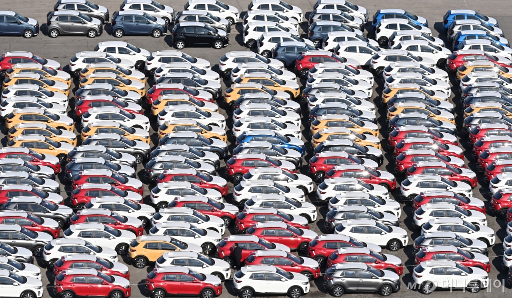 지난달 19일 경기도 평택시 포승읍 평택항 야적장에 수출용 자동차들이 세워져 있다./ 사진제공=뉴시스