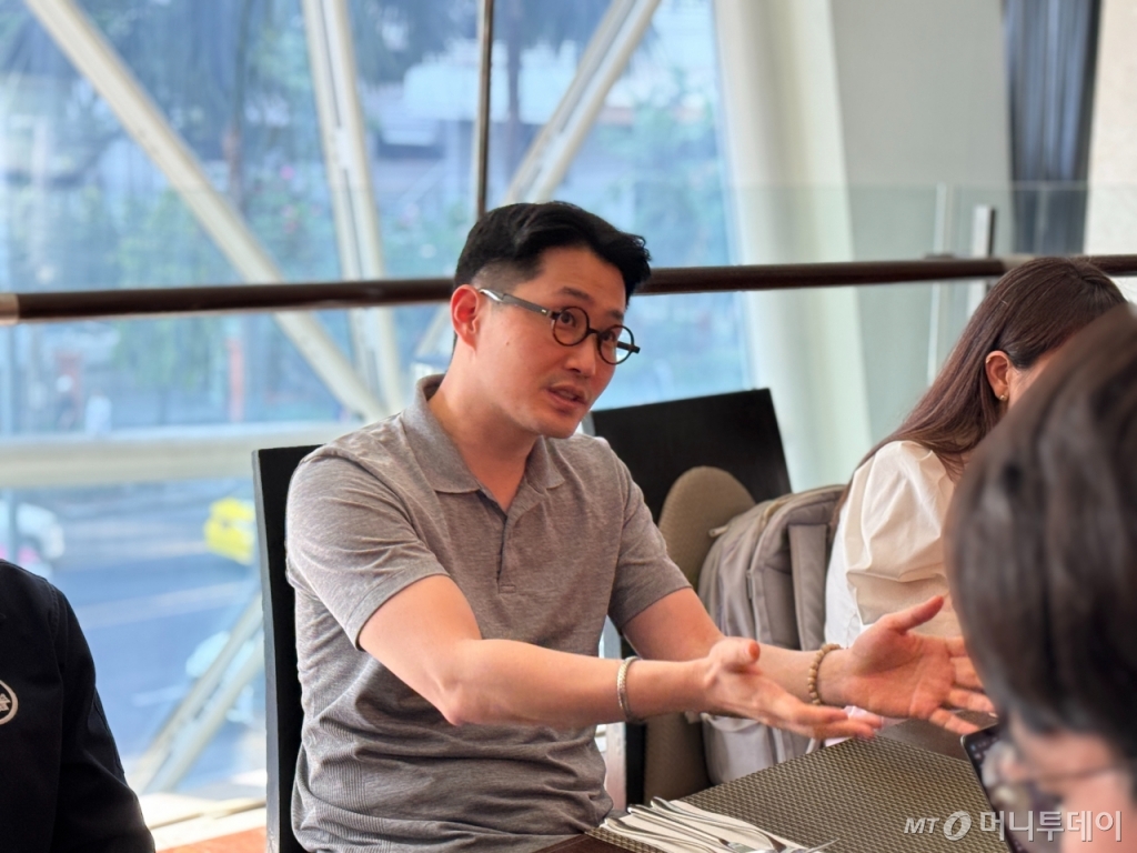 김성주 셈페르엠 부대표가  아비람 시타칼린 파크플러스 대표의 말을 부연 설명하고 있다./사진=김민우 기자