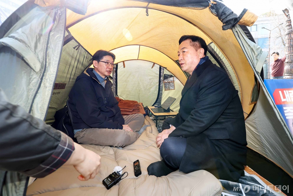 (서울=뉴스1) 민경석 기자 = 김두관 전 더불어민주당 의원(오른쪽)이 10일 오후 서울 종로구 3호선 경복궁역 인근에서 윤석열 대통령의 파면을 촉구하며 단식 농성에 나선 김경수 전 경남도지사를 만나 격려를 전하고 있다. 2025.3.10/뉴스1  Copyright © 뉴스1. All rights reserved. 무단 전재 및 재배포,  AI학습 이용 금지. /사진=(서울=뉴스1) 민경석 기자