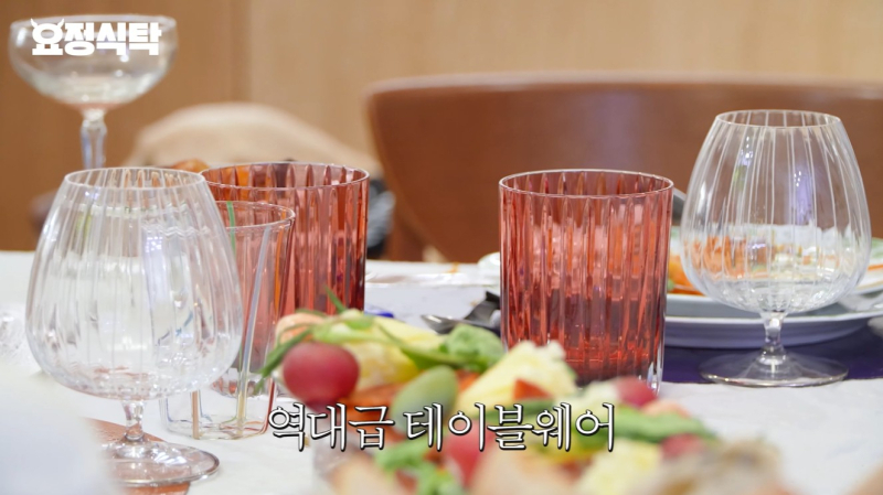 그룹 블랙핑크 멤버 제니가 지난 9일 유튜브 채널 '요정재형'에 공개된 영상 속에서 뮤지션 정재형에게 100만원 상당의 유리컵을 선물했다./사진=유튜브 채널 '요정재형'