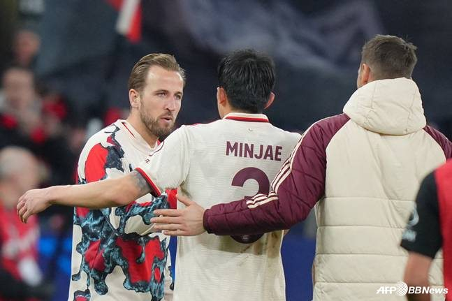 해리 케인(왼쪽)과 김민재가 12일 오전 5시(한국시간) 독일 레버쿠젠의 바이 아레나에서 열린 2024~2025시즌 유럽축구연맹(UEFA) 챔피언스리그(UCL) 16강 2차전 원정 경기가 끝난 뒤 대화를 나누고 있다. /AFPBBNews=뉴스1