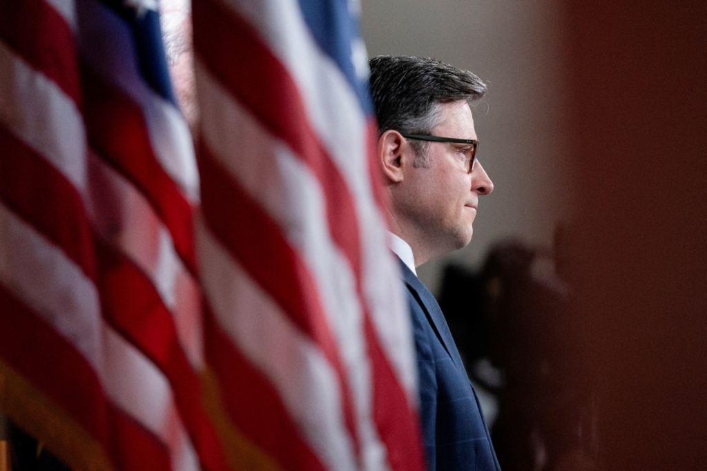 마이크 존슨 미 하원의장이 11일(현지시간) 임시예산안 투표를 앞두고 대기하는 모습./로이터=뉴스1