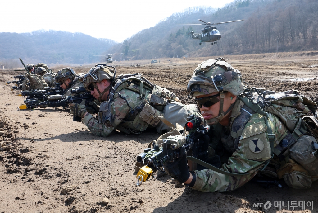 지난 11일 경기 파주시 법원읍 무건리 훈련장에서 장병들이 ‘한미연합 공중강습 훈련’을 실시하고 있다. 이번 훈련은 2025 자유의 방패(FS) 연습의 일환으로 진행됐다. / 사진=뉴스1