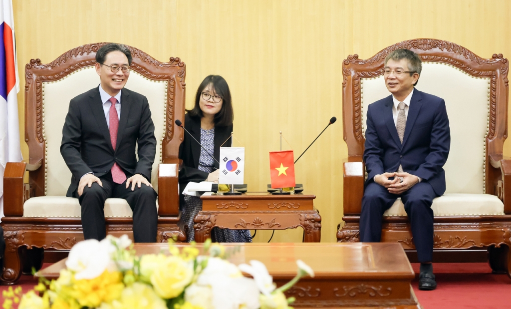 강민수 국세청장(왼쪽)이 11일 베트남 하노이에서 베트남 국세청과 제24차 한국·베트남 국세청장 회의를 개최했다. /사진=국세청 제공