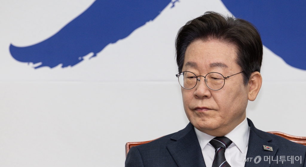 (서울=뉴스1) 이재명 기자 = 이재명 더불어민주당 대표가 12일 오전 서울 여의도 국회에서 열린 최고위원회의에서 잠시 생각에 잠겨 있다. 2025.3.12/뉴스1 Copyright © 뉴스1. All rights reserved. 무단 전재 및 재배포, AI학습 이용 금지. /사진=(서울=뉴스1) 이재명 기자