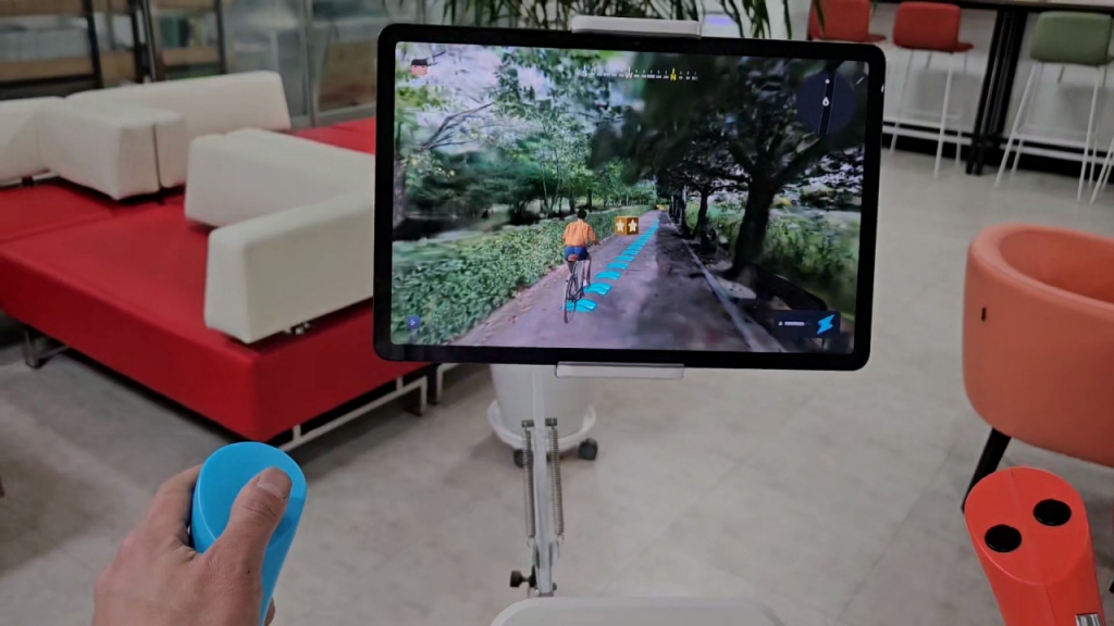 운동기구의 컨트롤러 조작되는 게임형 디지털 트윈 관광 체험 콘텐츠. /사진제공=유니브이알 제공