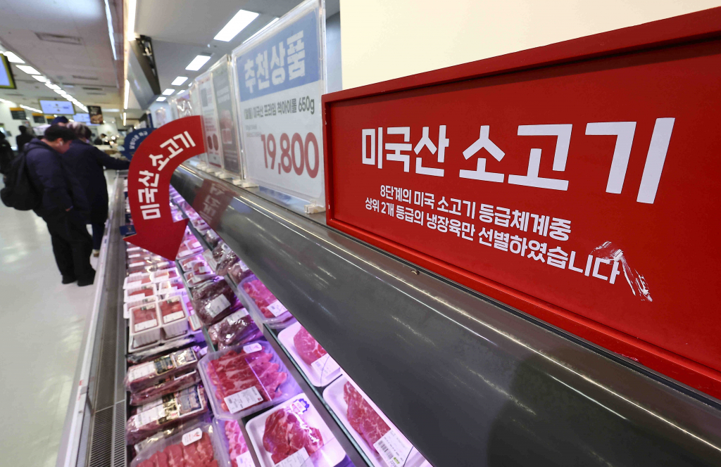 12일 서울 시내 한 대형마트에 미국산 소고기가 판매되고 있다.   미국 전국소고기협회(NCBA)가 30개월 이상 미국산 소고기를 한국에 수출할 수 있도록 해달라고 트럼프 행정부에 정식 요청했다. NCBA는 "미국산 소고기에 대한 30개월 월령 제한은 한국에서 민감한 사안으로, 무시해선 안 되는 문제라는 점을 잘 알고 있다"고 인정했다. 다만 중국, 일본, 대만에선 미국산 소고기의 안전성과 품질을 인정해 30개월 제한을 해제했다며, 한국에서도 유사한 조치를 취해야 한다고 요구했다. /사진=뉴시스