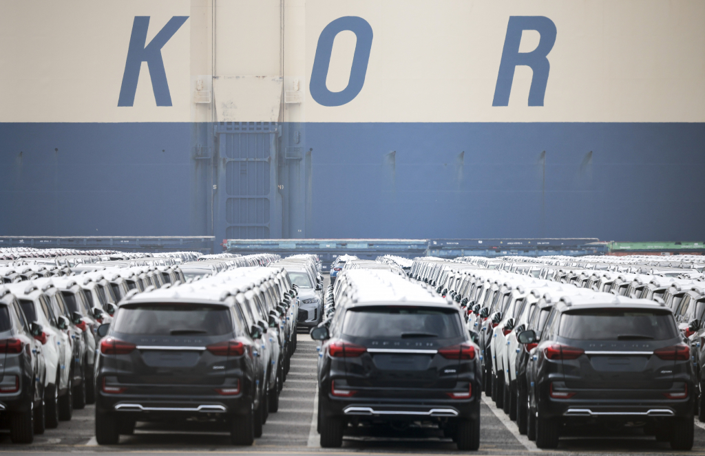 12일 경기 평택시 평택항에 수출용 자동차가 세워져 있다. 도널드 트럼프 미국 대통령이 자국 산업을 살리겠다며 수입산 철강과 알루미늄에 부과한 25% 관세가 한국시간으로 12일 오후 1시부터 발효됐다. 이에 따라 미국으로 수입되는 철강·알루미늄과 파생 제품 약 1500억 달러, 우리 돈으로 218조 원 규모가 이번 관세의 영향을 받는다. 정부는 다음 달부터 반도체와 자동차 등에 대한 품목별 관세 부과도 예고된 상황에서 상황을 예의주시하고 있다. /사진=뉴시스