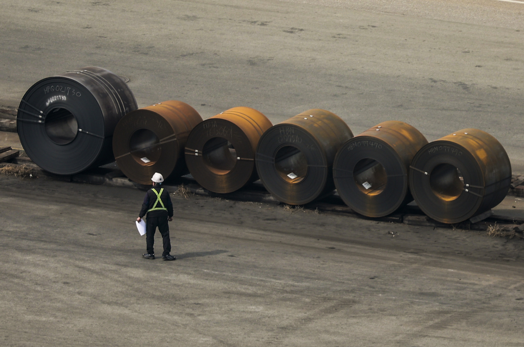 12일 경기 평택시 평택항에 철강 제품들이 쌓여 있다. 도널드 트럼프 미국 대통령이 자국 산업을 살리겠다며 수입산 철강과 알루미늄에 부과한 25% 관세가 한국시간으로 12일 오후 1시부터 발효됐다. 이에 따라 미국으로 수입되는 철강·알루미늄과 파생 제품 약 1500억 달러, 우리 돈으로 218조 원 규모가 이번 관세의 영향을 받는다. 한국 산업에 직접적으로 영향을 미치는 것은 이번 철강, 알루미늄 관세가 처음이다. /사진=뉴시스