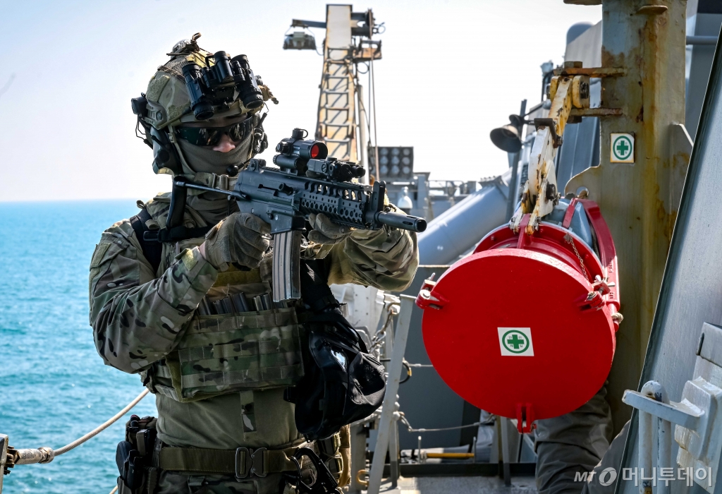 지난 11일 서해 가거도 서북방 해상에서 자유의 방패 연습의 일환으로 진행된 대량살상무기(WMD) 해양확산차단 훈련에서 해군특수전전단 특임대원들이 WMD 적재 의심 선박 역할을 맡은 광주함에서 검문검색을 하고 있다. / 사진=해군