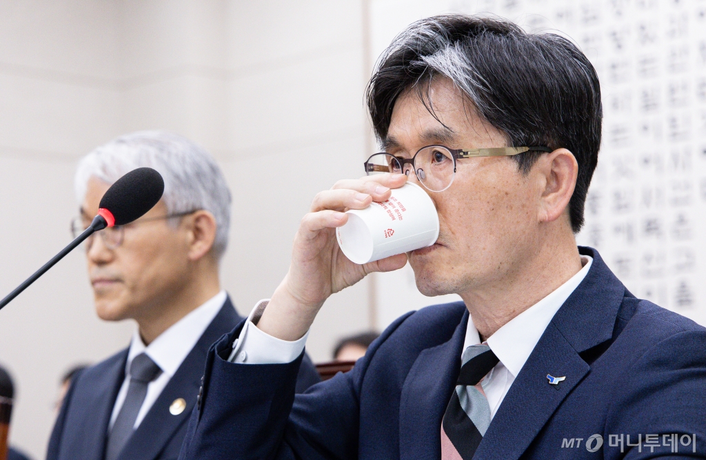 (서울=뉴스1) 이재명 기자 = 오동운 고위공직자범죄수사처(공수처) 처장이 12일 오후 서울 여의도 국회에서 열린 제423회 국회(임시) 법제사법위원회 제1차 전체회의에서 의원 질의에 답변을 마친 후 물을 마시고 있다. 2025.3.12/뉴스1  Copyright © 뉴스1. All rights reserved. 무단 전재 및 재배포,  AI학습 이용 금지. /사진=(서울=뉴스1) 이재명 기자