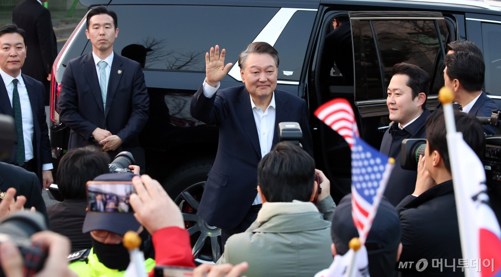 석방된 윤석열 대통령이 지난 8일 오후 서울 용산구 한남동 관저 입구에서 지지자들에게 인사하고 있다. / 사진제공=뉴시스