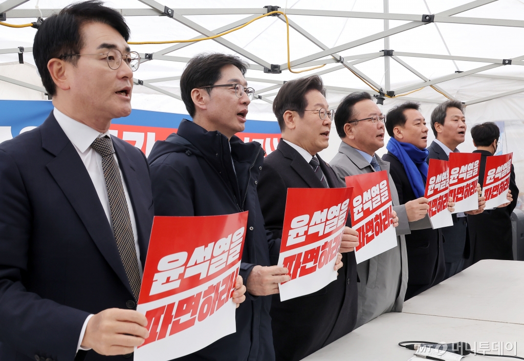 박용진 전 의원(왼쪽부터), 김경수 전 경남지사, 이재명 더불어민주당 대표, 김부겸 전 국무총리, 이광재 전 국회 사무총장, 임종석 전 대통령 비서실장이 12일 서울 광화문 앞 민주당 천막농성장에서 열린 국난극복을 위한 시국간담회에서 참석자들과 함께 구호를 외치고 있다.  / 사진제공=뉴스1