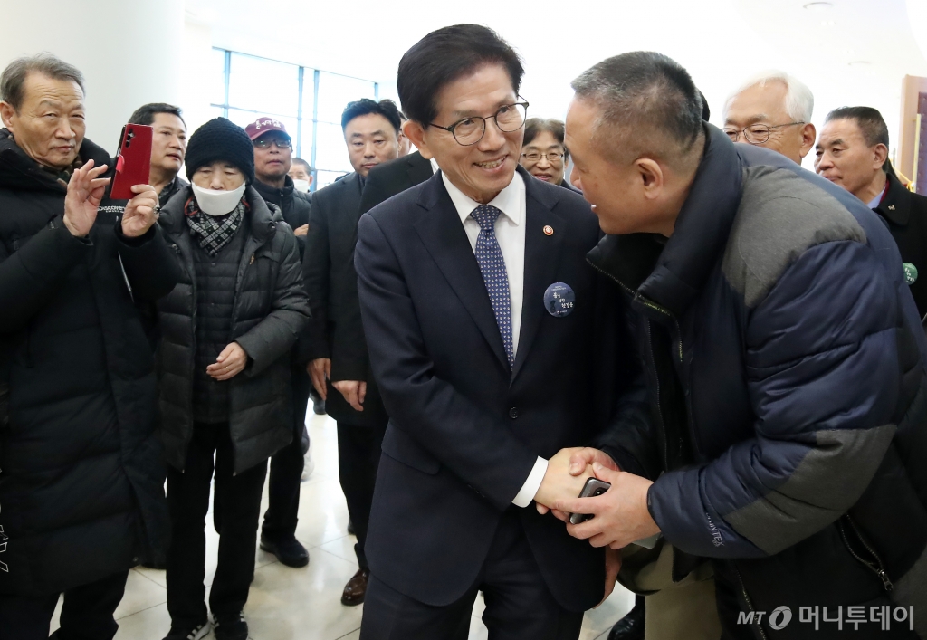 (대구=뉴스1) 공정식 기자 = 김문수 고용노동부 장관이 28일 오전 대구 달서구 대구문화예술회관에서 열린 제65주년 2·28민주운동 기념식을 마친 뒤 지지자들과 인사 나누고 있다. 2025.2.28/뉴스1  Copyright © 뉴스1. All rights reserved. 무단 전재 및 재배포,  AI학습 이용 금지. /사진=(대구=뉴스1) 공정식 기자