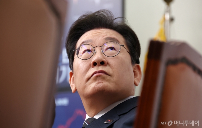 [서울=뉴시스] 조성우 기자 = 이재명 더불어민주당 대표가 12일 오전 서울 여의도 국회에서 열린 최고위원회의에서 이언주 최고위원 발언 자료화면을 보고 있다. 2025.03.12. xconfind@newsis.com /사진=조성우