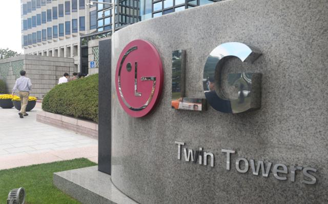 서울 영등포구 LG 트윈타워로 직원들이 들어가고 있다. /사진=뉴시스