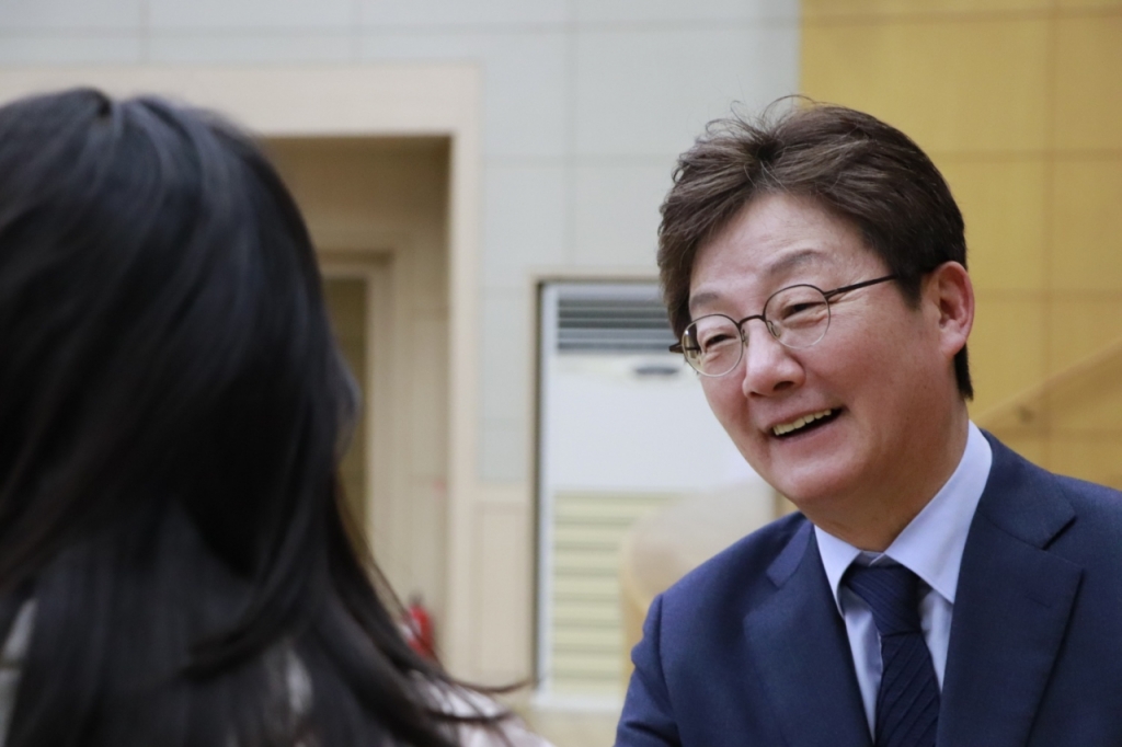 유승민 전 의원이 12일 서울 서대문구 연세대에서 열린 강연에 참석한 학생과 대화를 나누는 모습./사진=유승민 전 의원 측 제공.