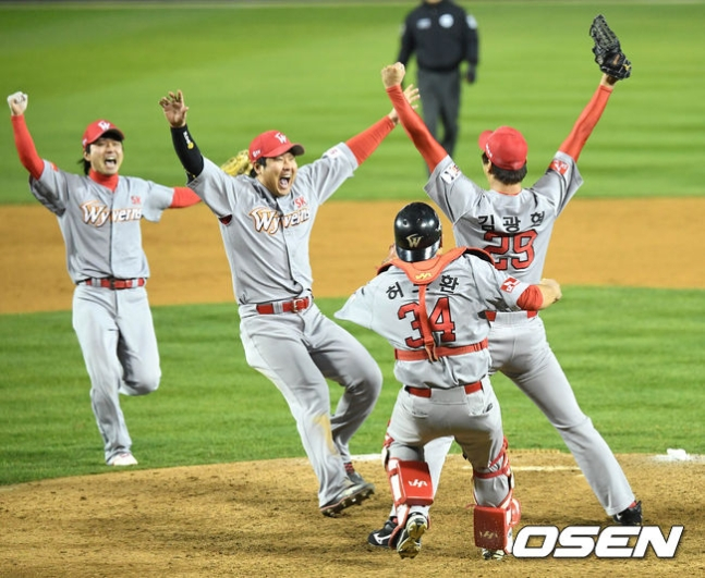 2018시즌 SK 와이번스(현 SSG 랜더스 전신)가 한국시리즈에서 우승하던 당시 허도환(오른쪽에서 두 번째, 등번호 34번)의 모습.