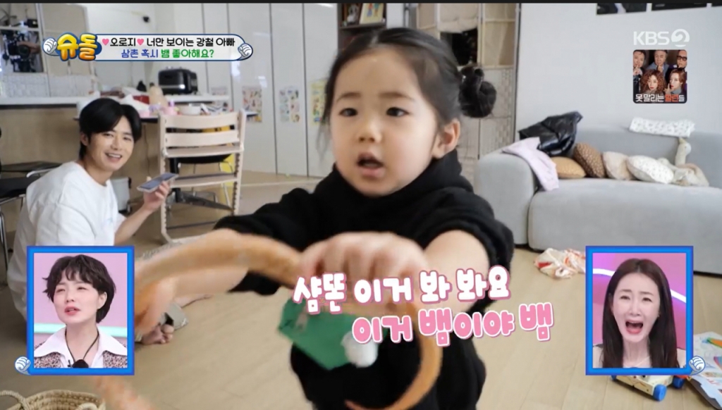 오종혁 딸 로지가 뱀을 들고 스태프들에게 자랑하고 있다. /사진=KBS'슈퍼맨이 돌아왔다'캡처